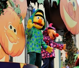 Les personnages de Sesame Street Bert (à g.) et Ernie (à dr.)