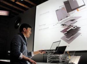 Le Chromebook Pixel de Google dévoilé par Kan Li, directeur produit du géant de l'Internet. Google ouvre nouveau front contre Apple ordinateur gamme