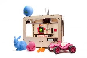 Le Replicator de MakerBot, entour� de certaines de ses impressions en 3D.