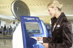 Les passagers aériens apprécient de pouvoir s'enregistrer seuls (ici une borne en libre-service d'Air France)