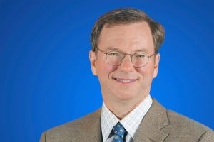 Le PDG de Google Eric Schmidt a annonc� un plan d'investissements pour la France, comprenant l'ouverture d'un centre de recherche et d�veloppement � Paris, ainsi que la cr�ation d'un Institut culturel europ�en