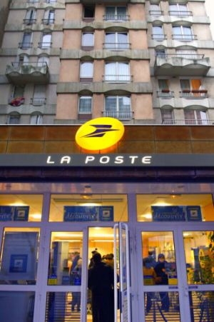La Poste souhaite généraliser la commercialisation de son offre mobile dans plus de 10.000 de ses bureaux d?ici à la fin juillet 2012.