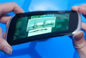 Exemple d'�cran souple: le Nokia Kinetic, un prototype pr�sent� � Nokia World 2011